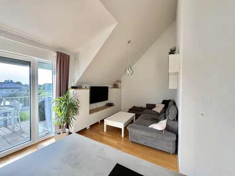 Stilvolle 3 Zi.DG-Wohnung/Loftcharakter mit Balkon in Ruhelage nähe Oberndorf - Wohnbauförderung möglich