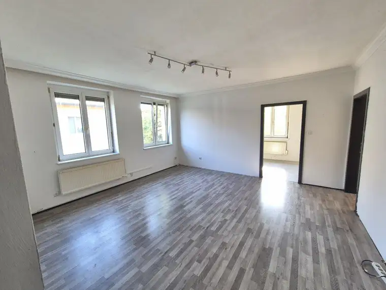 Renovierungsbedürftige 3-Zimmer Wohnung mit Balkon in Hallein
