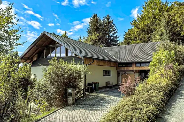 Traumhaftes Familienhaus mit Einliegerwohnung und großem Potenzial in idyllischer Lage