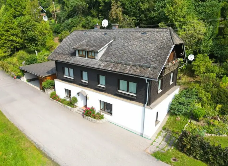 Charmantes Gasthaus mit zwei Wohnungen, großem Grundstück und Carport – ideal für Gastgeber, Familien oder als Ferienbetrieb