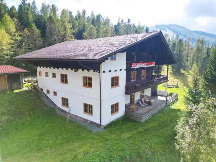 Alpiner Rückzugsort — Stilvolles Apartment mit großem Schlafzimmer &amp; sonnigem Balkon