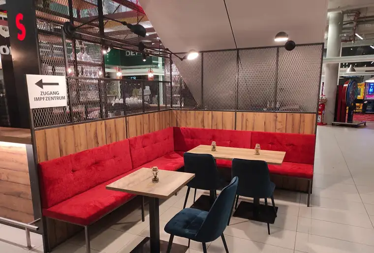 Kleine Bar im Zentrum von Kufstein - sonniger Gastgarten