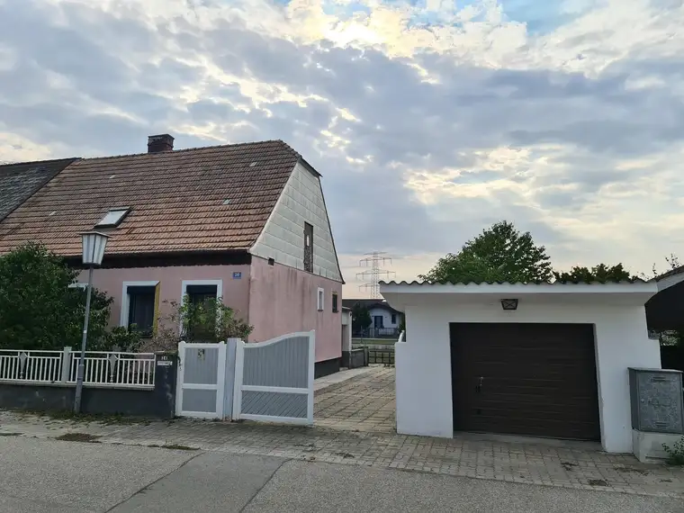 Massives Haus mit Ausbaumöglichkeit, Garage und idealer Gartengröße!