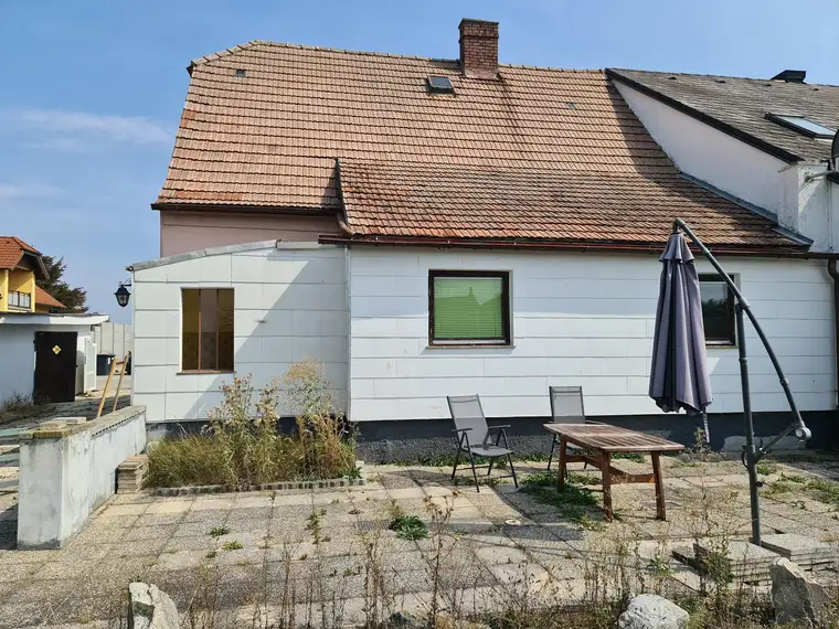 Massives Haus mit Ausbaumöglichkeit, Garage und idealer Gartengröße!