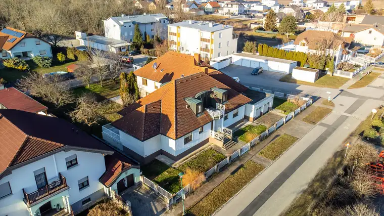 Familien-Villa mit Pool, Garten &amp; EntwicklungsPotential