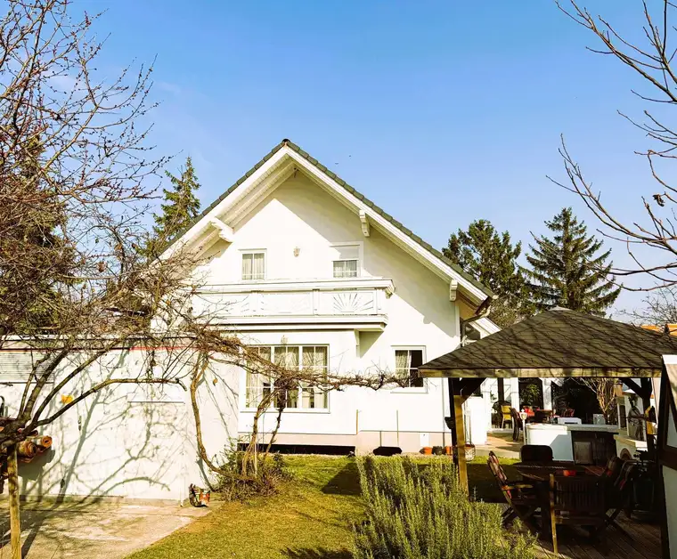 Modernes Einfamilienhaus mit 242 m² zzgl. Terrasse, Garten und Garage und Pool