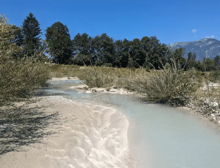 Großes Baugrundstück direkt am Fluss 