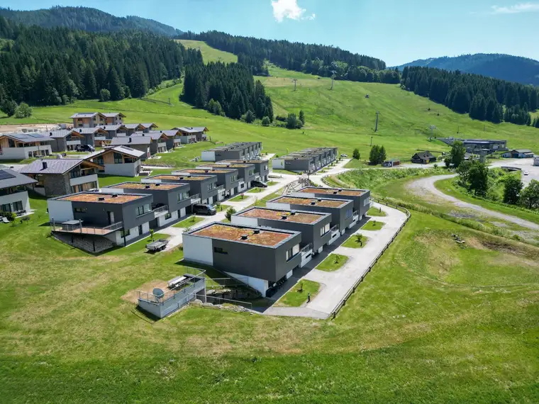 Phantastische Ausblickslage im Wandergebiet und direkt an der Skipiste!