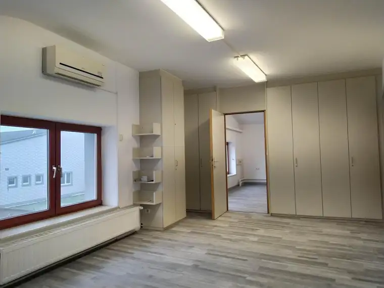 Maklerfrei, Büro 25m2 BK; Heizung; Strom, e-Auto Lade Parkplatz inklusive