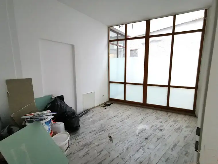 Barrierefreies 4 Zimmer Geschäftslokal mit großer Lichtkuppel in Brucker Fußgänger Zone zu mieten! (wird gerade saniert!)