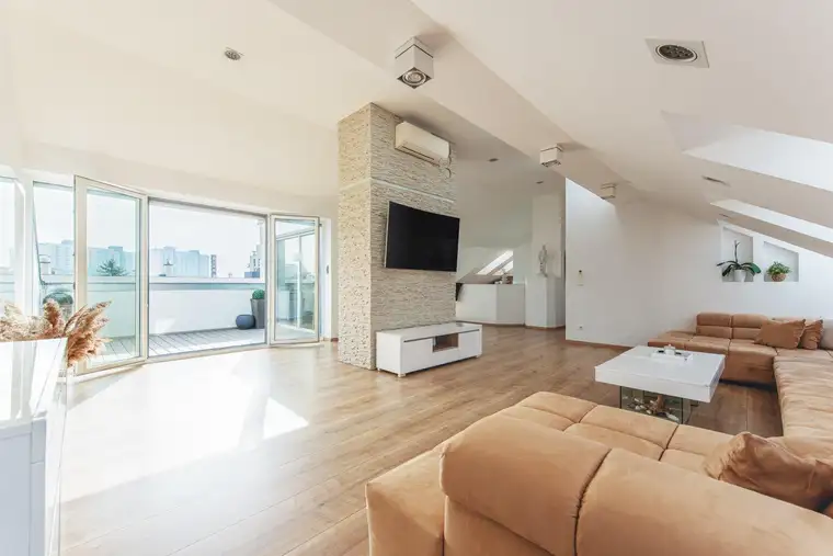 Helle und geräumige Wohnung mit Balkon in Wien – Ideal für Familien! 4-Zimmer-Wohnung mit Terrasse und 2 Stellplätzen