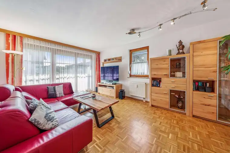 GEPFLEGTE 3-ZIMMER-WOHNUNG MIT BALKON UND TIEFGARAGE IN OBERNDORF