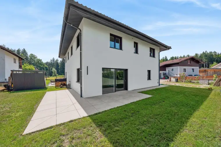 ERSTBEZUG – STILVOLLE DOPPELHAUSHÄLFTE MIT GARTEN UND TERRASSE IN BÜRMOOS