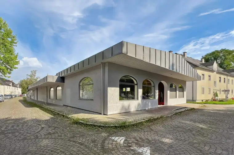 ATTRAKTIVES UND GERÄUMIGES GESCHÄFTSLOKAL IN RIEDERSBACH