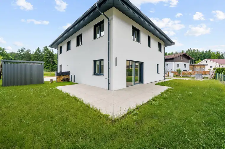 ERSTBEZUG – STILVOLLE DOPPELHAUSHÄLFTE MIT GARTEN UND TERRASSE IN BÜRMOOS