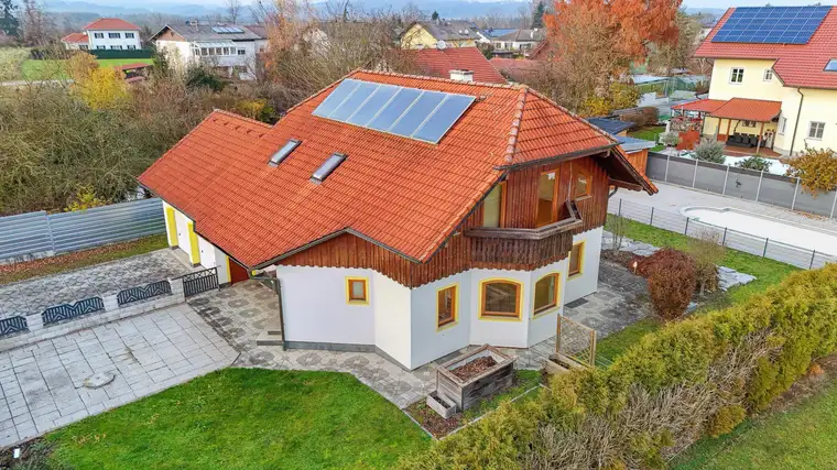 SCHÖNES EINFAMILIENHAUS MIT POOL UND DOPPELGARAGE IN MINING