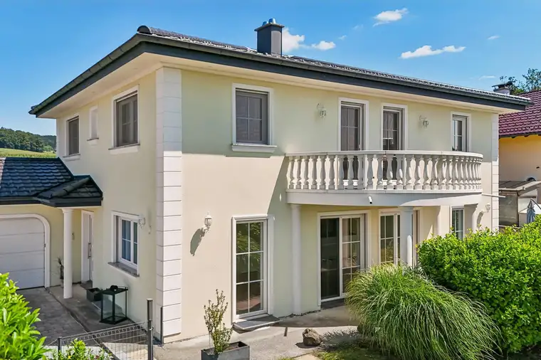MODERNE FAMILIEN-VILLA MIT DOPPELGARAGE IN MICHAELBEUERN