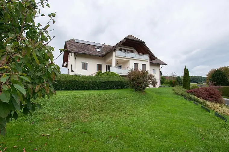 Großzügiges Ein- bis Zweifamilienhaus mit Fernblick, Loggia &amp; PV-Anlage