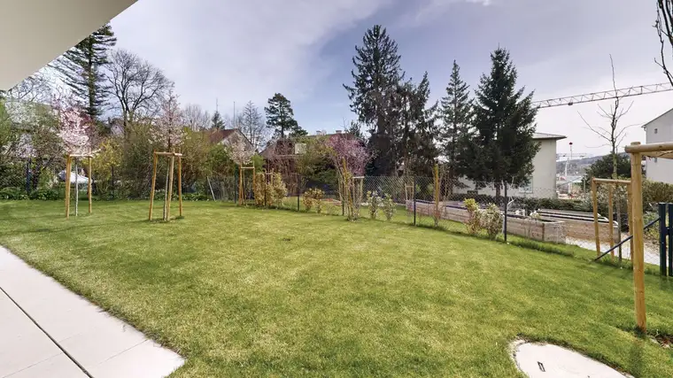 Einzigartige Gartenwohnung: 3 Zimmer, 3 Terrassen und großer Eigengarten - floé 225