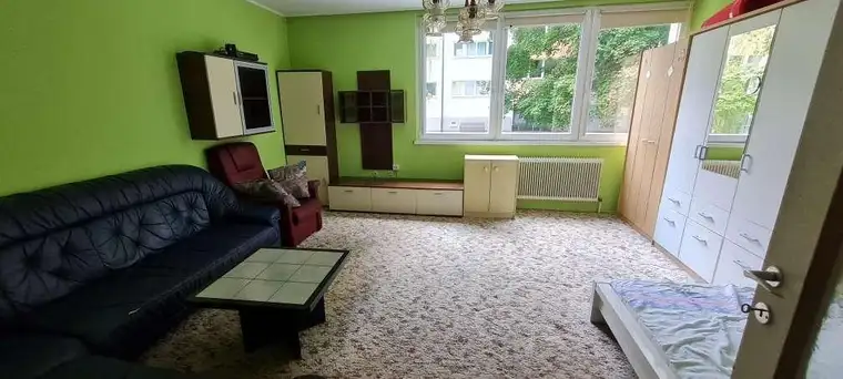Sanierungsbedürftiges Wohnschnäppchen mit Retro-Charme in thermisch saniertem Wohnhaus