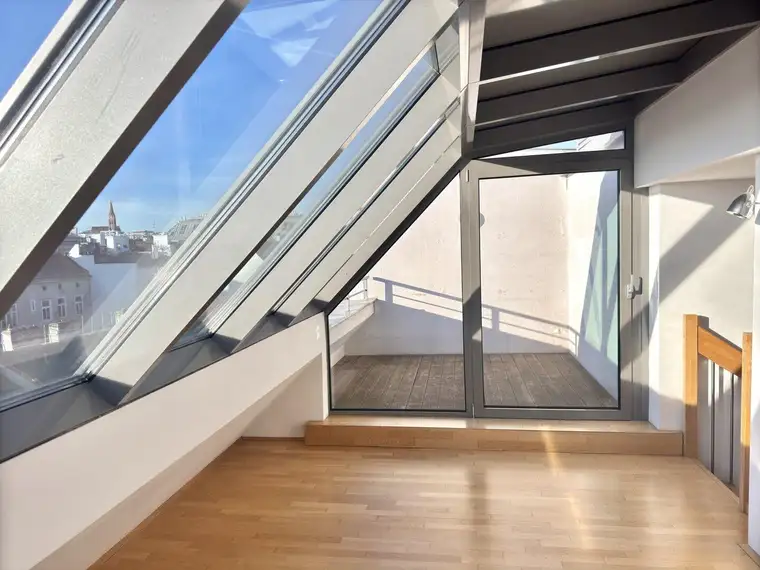 Helle Dachgeschosswohnung mit Galerie und Terrasse in Westbahnhof-Nähe!