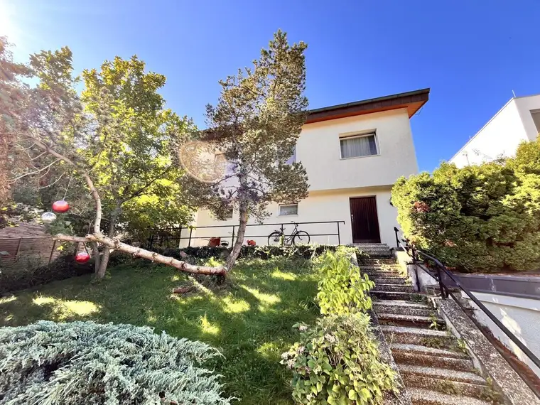 Haus mit Potenzial in Kierling – Ruheoase mit Garten, Pool &amp; Wintergarten