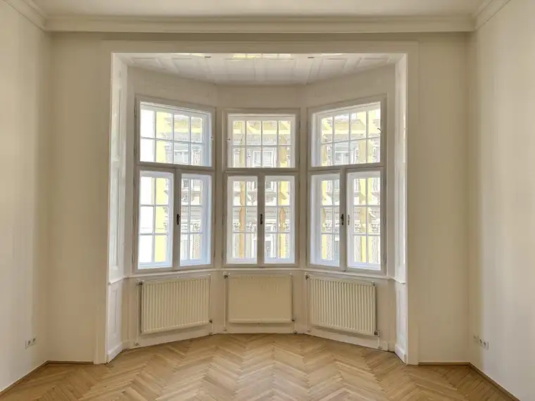 Altbauflair auf höchstem Niveau – 4-Zimmer-Wohnung mit Erker &amp; BEWILLIGTEM BALKON