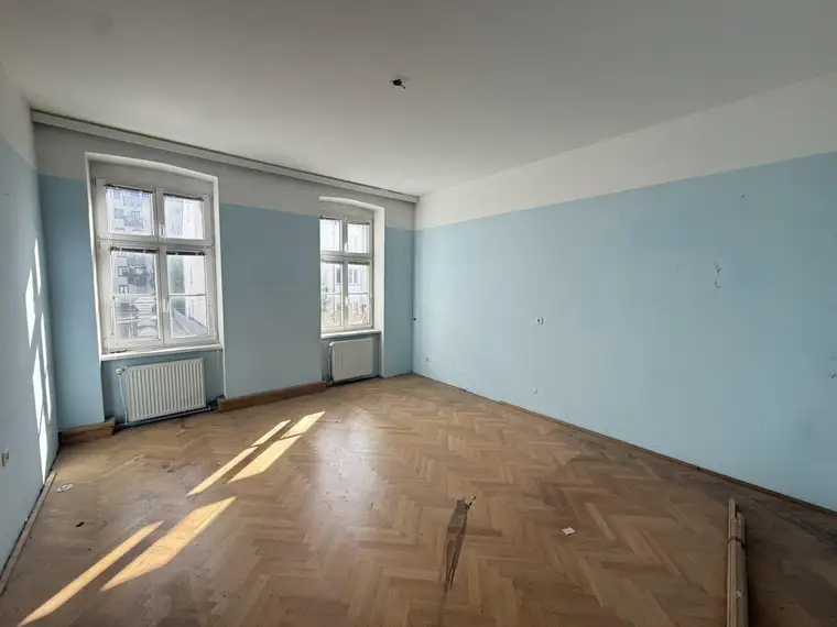 Altbau-Rohdiamant in Mariahilf: 4 Zimmer, 101 m², Balkon bereits bewilligt! Garage optional