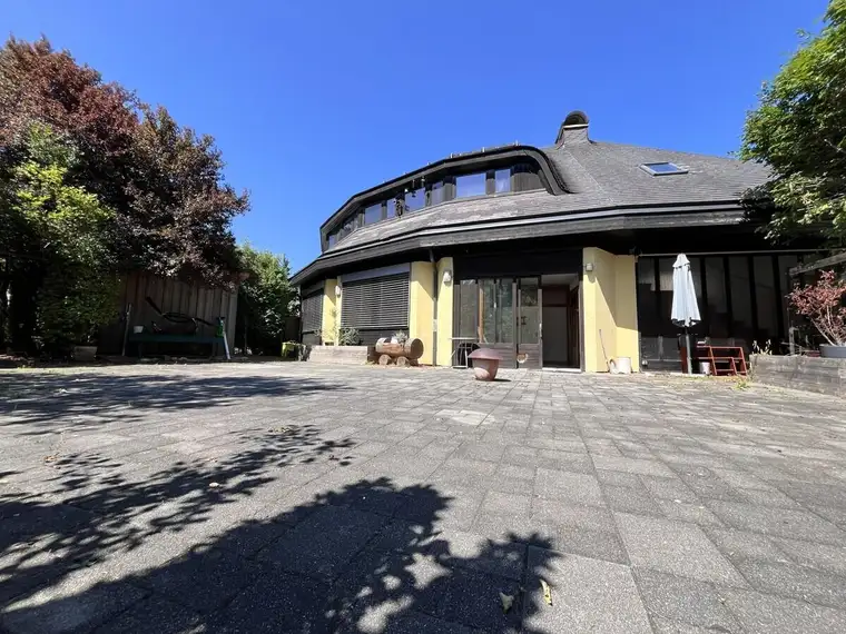 Außergewöhnliche Viertelrotunde mit Potenzial für großzügiges Wohnen - Blick auf Burg Gallenstein