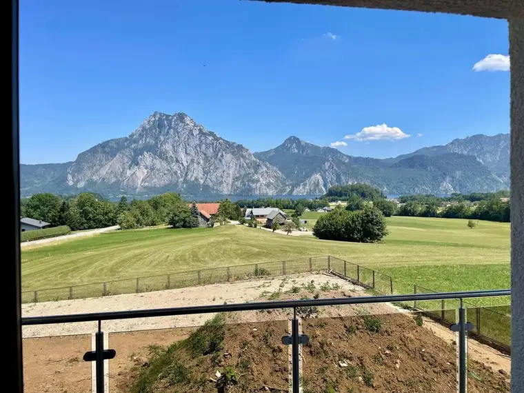 Panoramawohnung am Traunsee-Terrasse, Garten und Bergkulisse