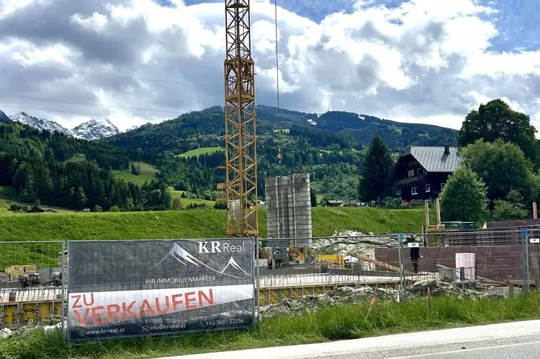 Grünes Wohnen: Hochwertige Holzbauwohung mit modernem Design.