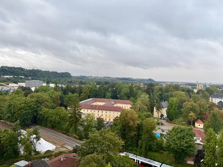 Sonnige, komplett sanierte Wohnung im 11. Stock – Traunsteinblick, 2 Balkone, Stellplatz!