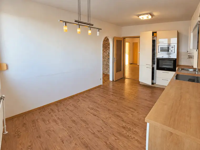 Eigentumswohnung mit ca. 84 m² Wohnfläche und dreifachverglaste Fenster mit Außenrollläden!