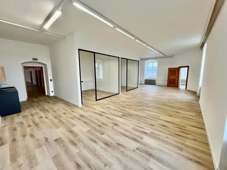 Ab 6€ per qm, Modernisierte Büro/Praxis Einheiten, auch Gemeinschaftspraxis möglich!