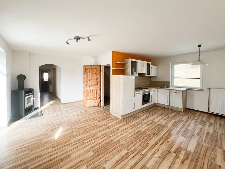 Zweistöckige Maisonette-Wohnung mit sonniger Terrasse zu vermieten!