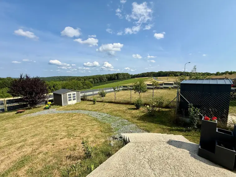 Modernes Wohnen im Grünen: Holzriegel-Einfamilienhaus mit Einliegerwohnung &amp; Traumblick auf 1.800m²