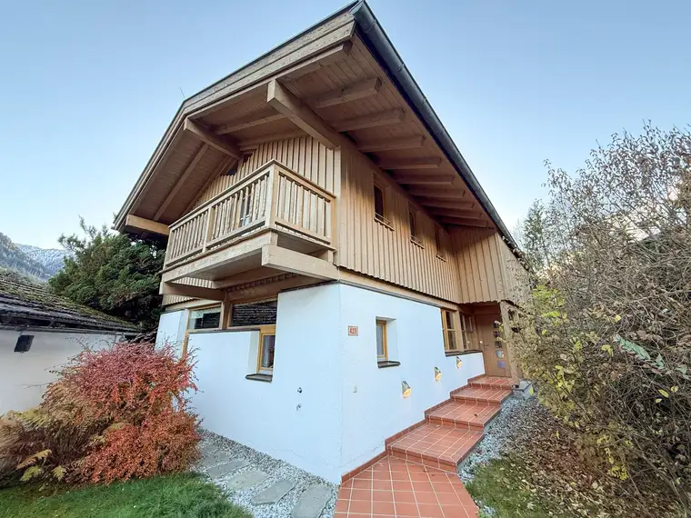 Einfamilienhaus im Zentrum von Neukirchen – 6 Zimmer, großem Garten, Garage &amp; Bürotrakt