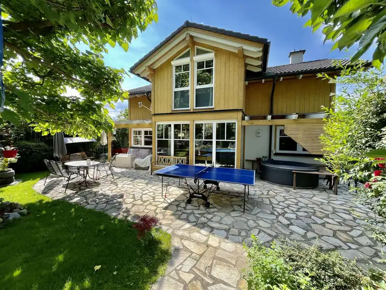 Traumhaftes Einfamilienhaus in ruhiger Hanglage mit 1.342 m² Grundstück, Pool &amp; eigenem Waldstück
