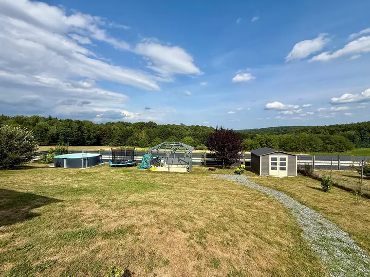 Modernes Wohnen im Grünen: Holzriegel-Einfamilienhaus mit Einliegerwohnung &amp; Traumblick auf 1.800m²