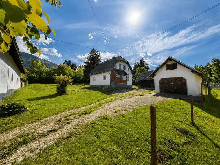Sanierungsbedürftiges Haus mit Nebengebäuden in St. Johann im Rosental
