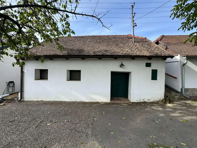 Charmantes Presshaus mit gemauerter Kellerröhre in idyllischer Weinviertler Lage