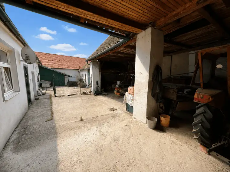 Sanierungsbedürftiges Bauernhaus, mit alten Stallungen und einem offenen Stadl, am Dorfplatz!