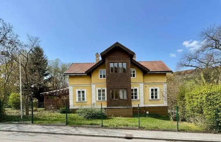 Historische Wienerwaldvilla mit Nebengebäude – Charme &amp; Großzügigkeit auf über 2.200 m² Grundstück!