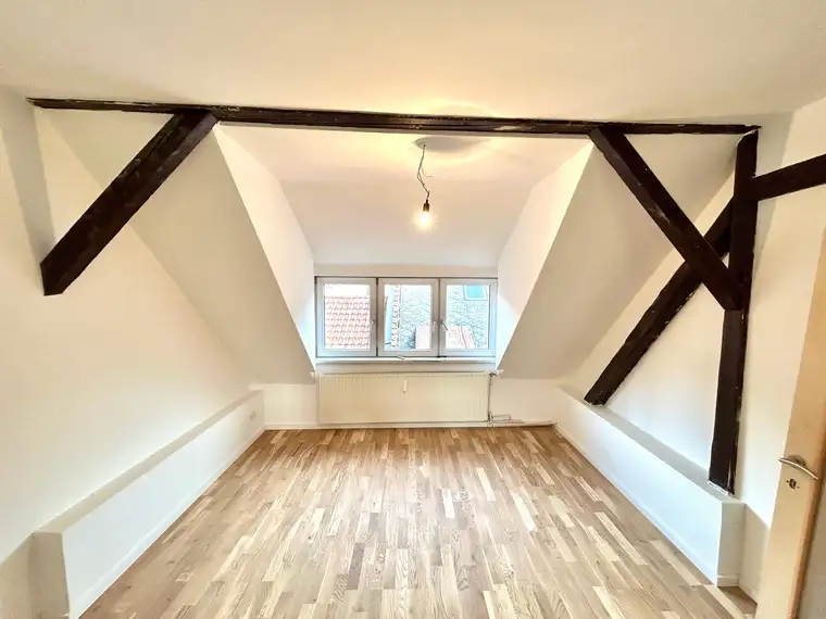 Ab September verfügbar: Geräumige 3-Zimmer-Dachgeschosswohnung mit Einbauküche zu vermieten!