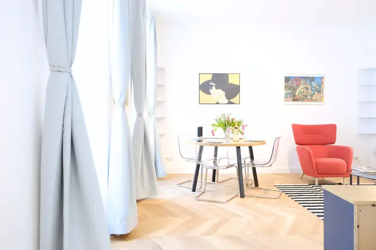 Wunderschön sanierte 2 Zimmeraltbauwohnung in absoluter top Lage!!!
