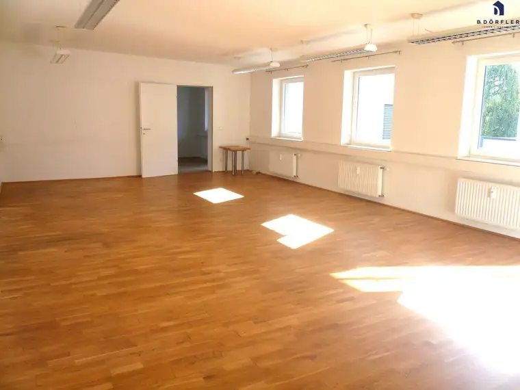 Modernes Büro im Zentrum mit Loggia und PKW-Stellplatz