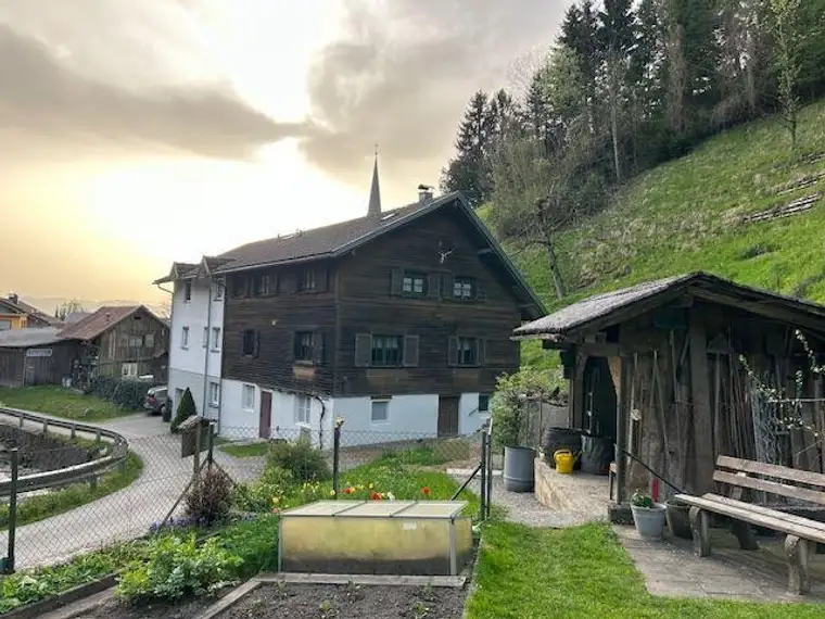 Wohngebäude mit landwirtschaftl. Flächen in Kennelbach