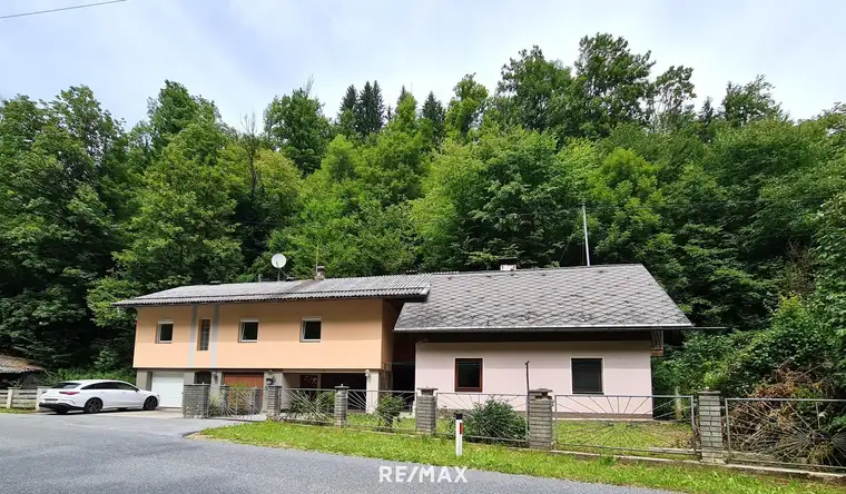 Attraktives Immobilienangebot in Bad Eisenkappel: Zwei sanierungsbedürftige Häuser mit Garten, Garagen und viel Potenzial