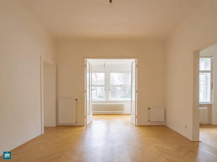 Erstbezug nach Renovierung: Groß­zü­gig 6-Zimmer-Wohnung mit Wintergarten und Balkon