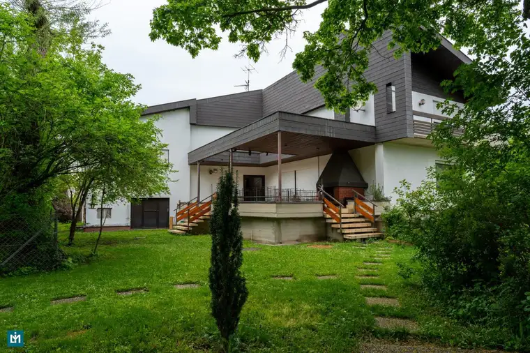 Ruhelage in einer der besten Wohngegenden Wiener Neustadts - Architektenvilla mit großem Garten, Sauna &amp; Kamin